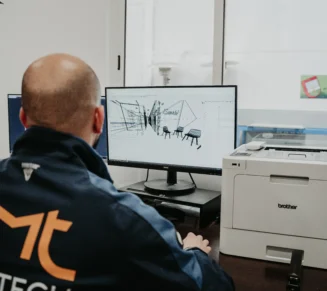 Equipo desarrollando render 3D de rotulación interior para cliente para obtener resultado real