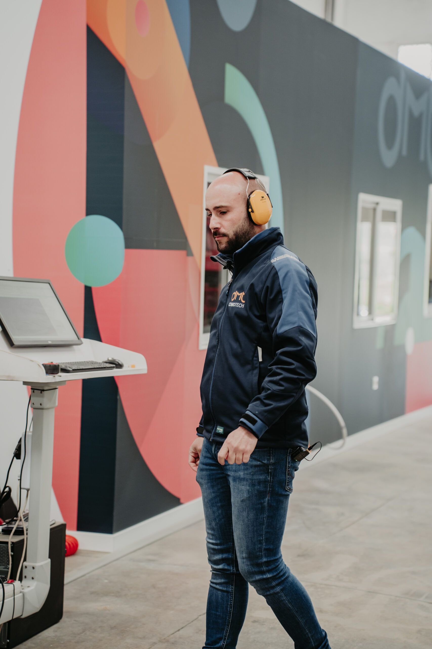 Técnico operando máquina impresión gran formato para vinilos publicitarios