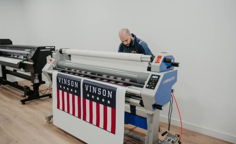 Máquina impresión gran formato para vinilos publicitarios con el logo de VINSON cliente de Dimotech