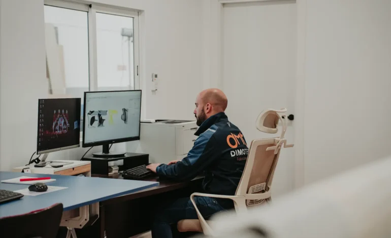 Operario realizando un render 3D personalizado